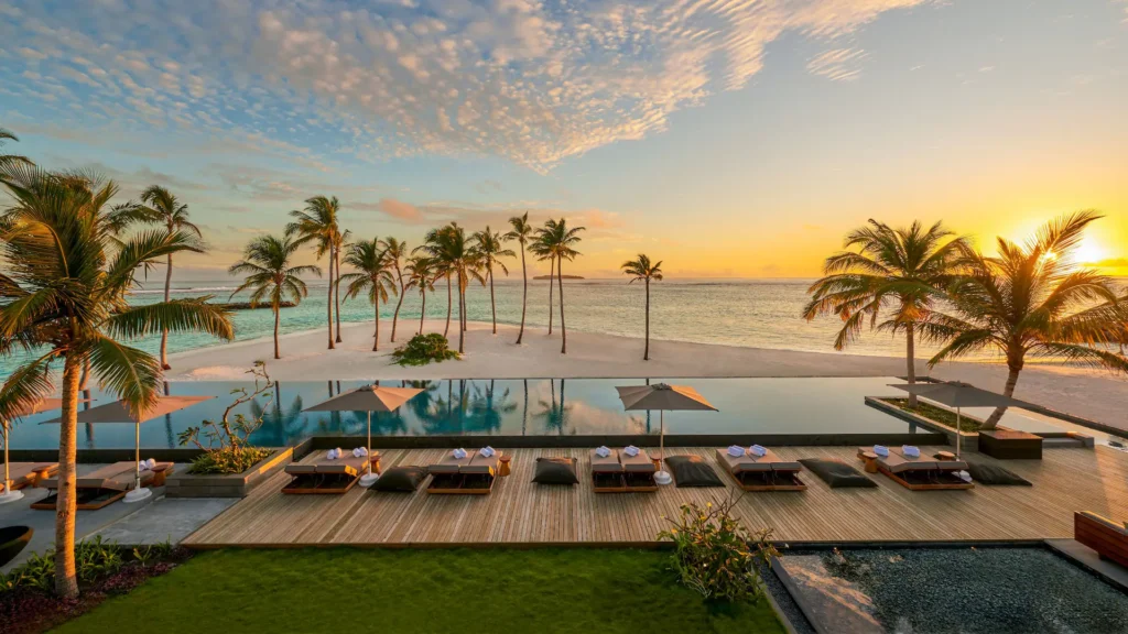 Beach and pool at sunrise at Alila Kothaifaru