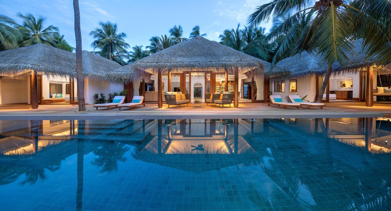 Villa with an infinity pool at dusk at Anantara Kihavah