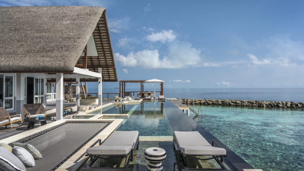 Villa with an infinity pool and jetty at Four Seasons Landaa Giraavaru
