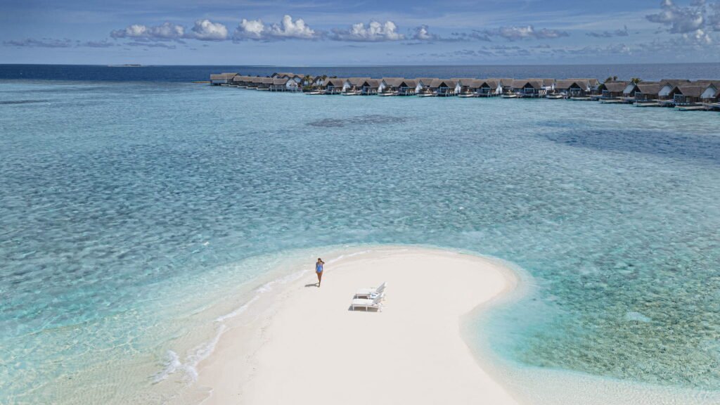 Guests on a sandbank at Four Seasons Landaa Giraavaru