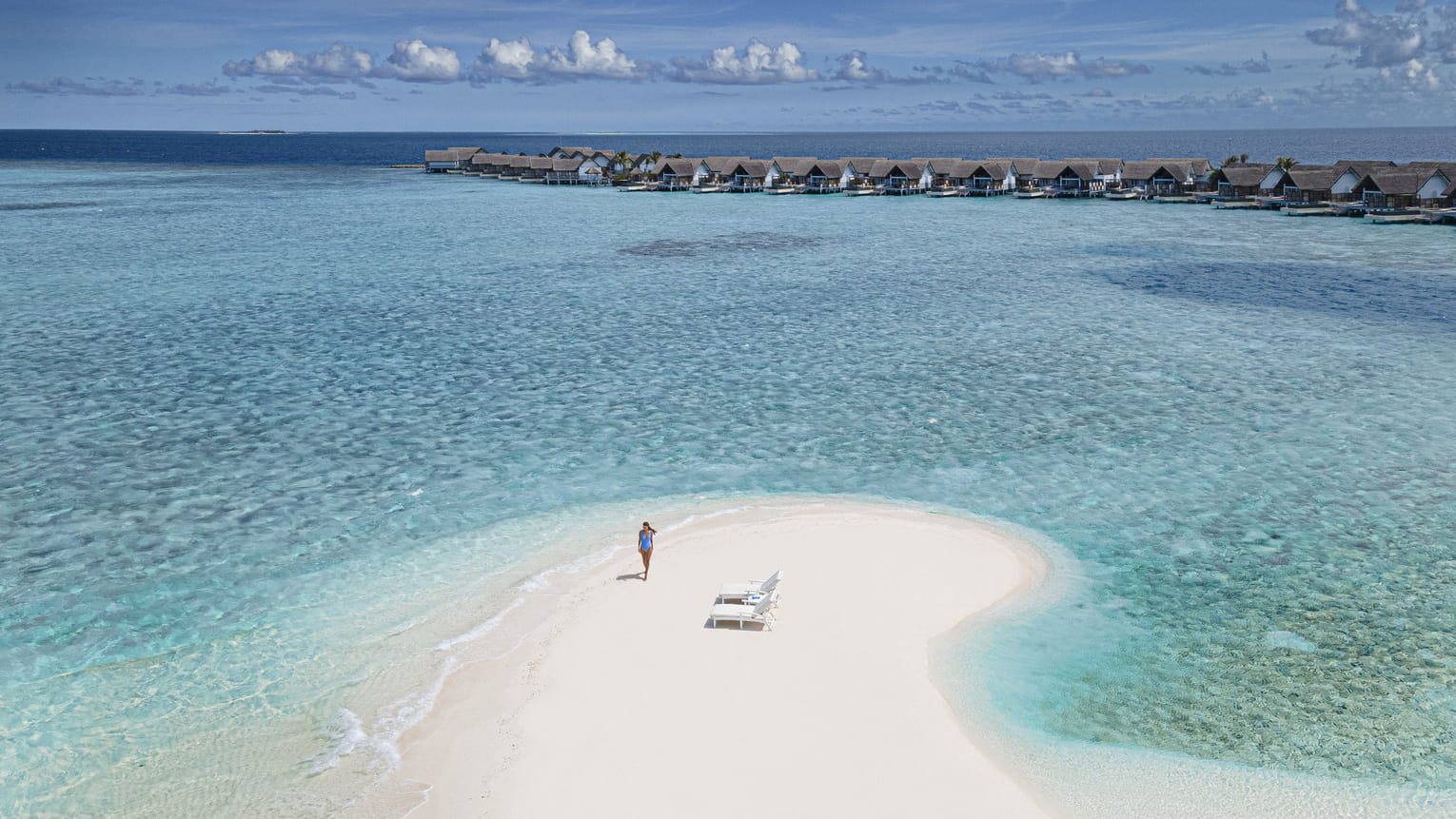 Guests on a sandbank at Four Seasons Landaa Giraavaru