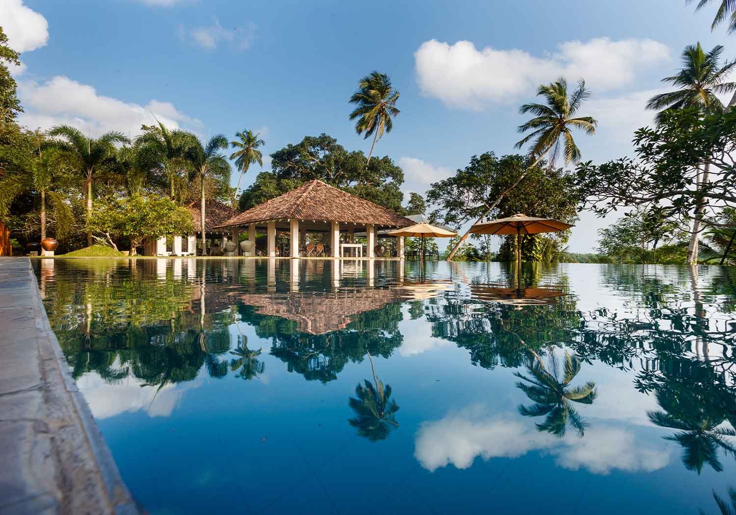 Infinity pool and pavilion at Kahanda Kanda, Galle